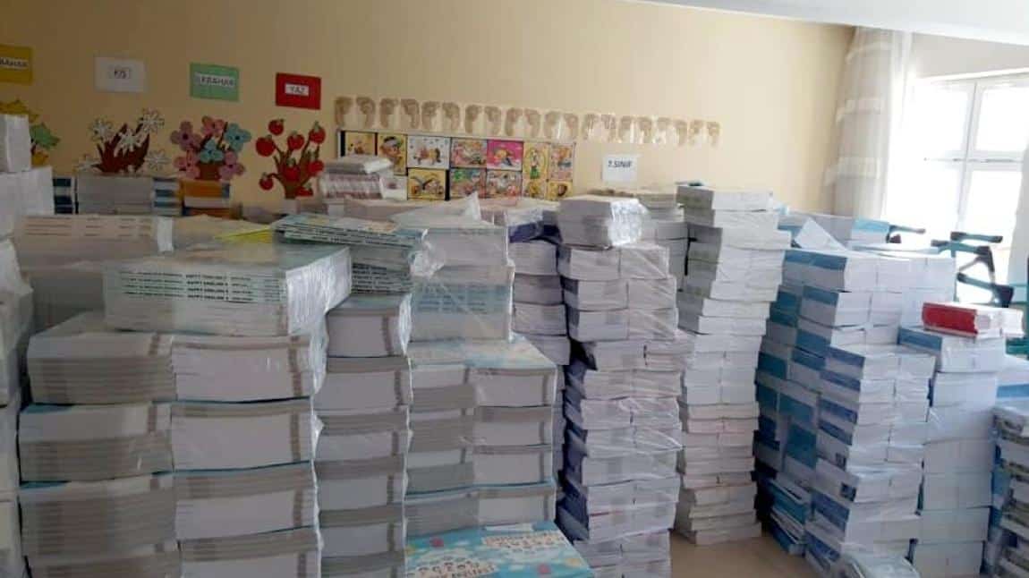 Ders Kitapları Okulların Açıldığı Gün Öğrencilerimize Dağıtıldı